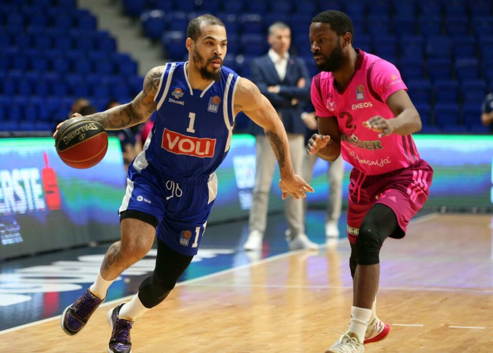 Džastin Kobs, Skuči Smit