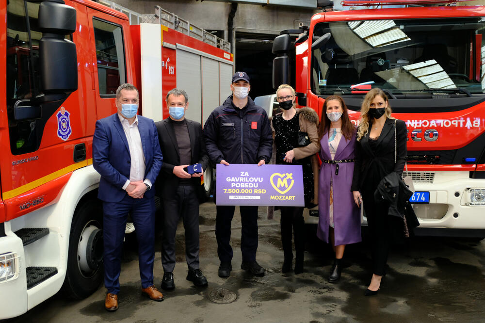 HEROJ VATROGASAC ĐORĐE VUKIĆEVIĆ URUČIO POBEDNIKU LICITACIJE RONALDOVU TRAKU: Sve ovo je za malog GAVRILA!