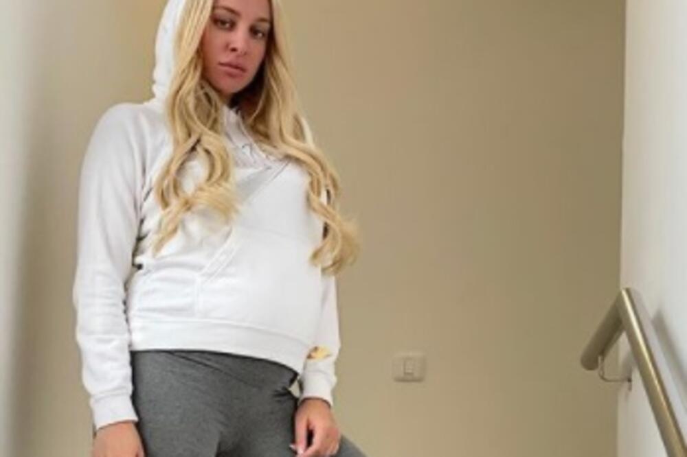 NAKON VESTI O VENČANJU LUNA ĐOGANI USLIKANA KAKO STOJI SAMA ISPRED ZGRADE: Dala je i IZJAVU, rekla je ISTINU!