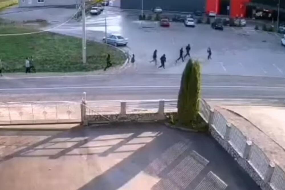 OBJAVLJEN SNIMAK SUKOBA MIGRANATA U KOJEM JE RANJENO DETE (8): Horor u Velikoj Kladuši (VIDEO)