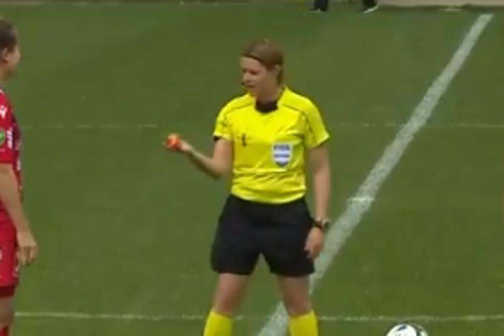 DA SE ISPOŠTUJE OBIČAJ: Umesto novčića nešto drugo je odlučilo ko će prvi krenuti sa centra!