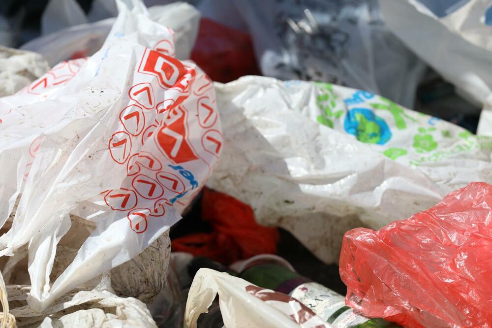 "OVDE BACAJU SMEĆE JER IH MRZI DA PROŠETAJU 100 METARA, SRAMOTA!": Prizor u Višnjičkoj banji za ZGRAŽAVANJE (FOTO)