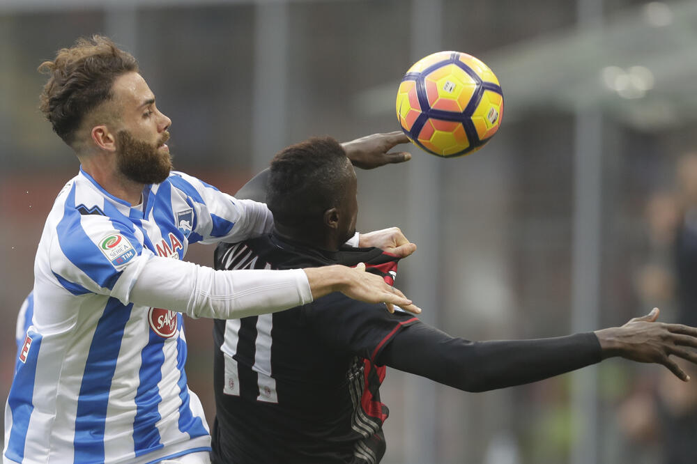 PIJANE DEVOJKE POLUDELE, POMEŠALE ČOVEKA SA SLAVNIM FUDBALEROM: Nije se bunio, imao je noć ZA PAMĆENJE!