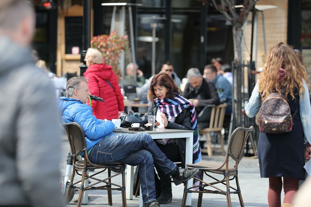 Ljudi u kafiću u Beogradu