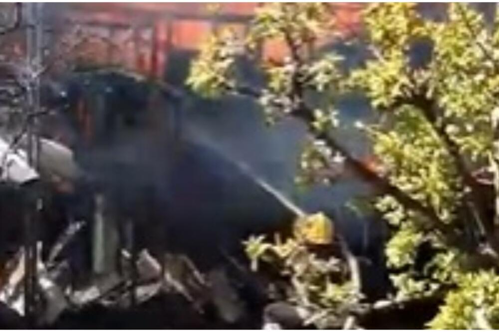 DRAMATIČAN SNIMAK IZ INĐIJE! Gust dim kulja iz objekta, vatra samo što ne proguta vatrogasca, JEZIVO!