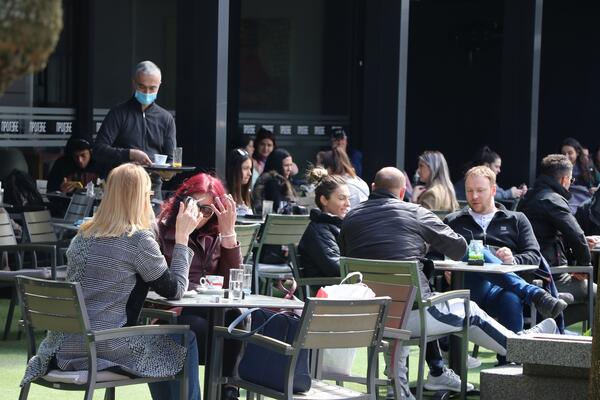 I ČAČANI POHRLILI NA PRVU PROLEĆNU KAFU: Jedva dočekali popuštanje mera (FOTO)