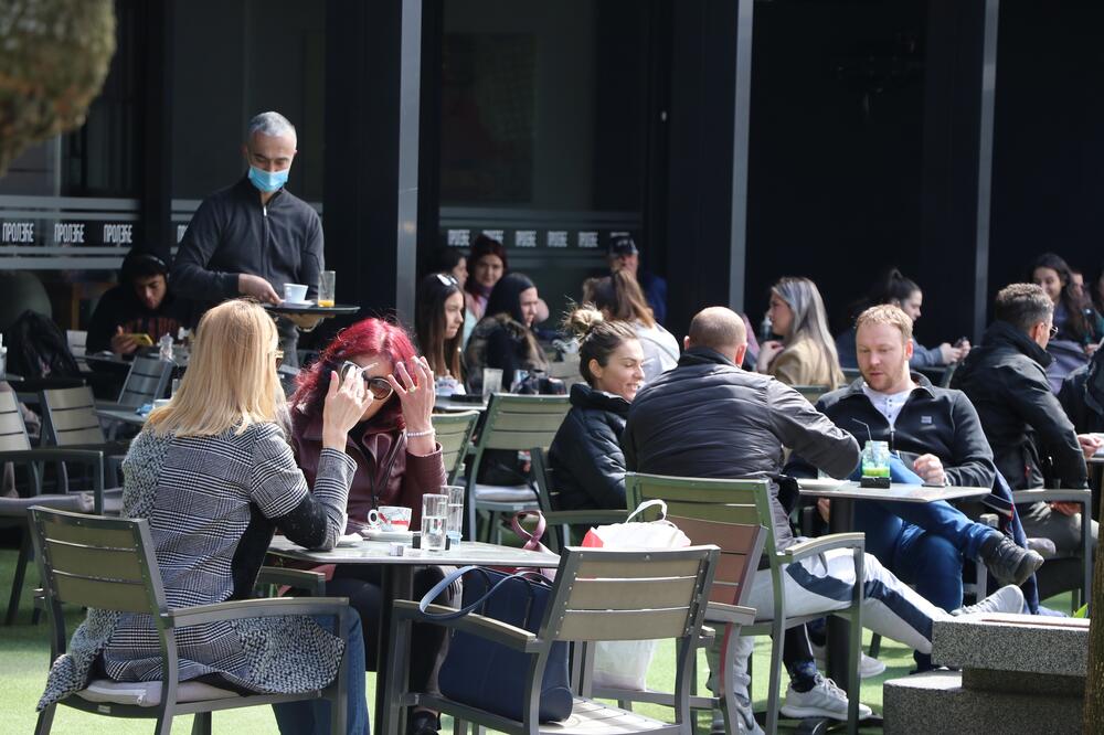I ČAČANI POHRLILI NA PRVU PROLEĆNU KAFU: Jedva dočekali popuštanje mera (FOTO)