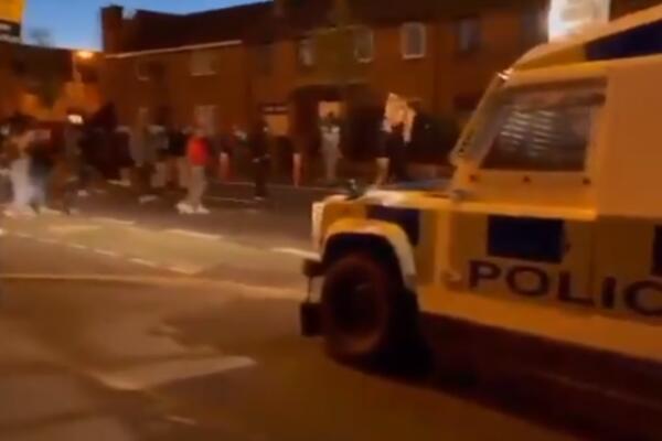DEMONSTRANTI NAPALI POLICIJU MOLOTOVLJEVIM KOKTELIMA: Na protestu u Belfastu učestvovala deca od 12 godina! (VIDEO)