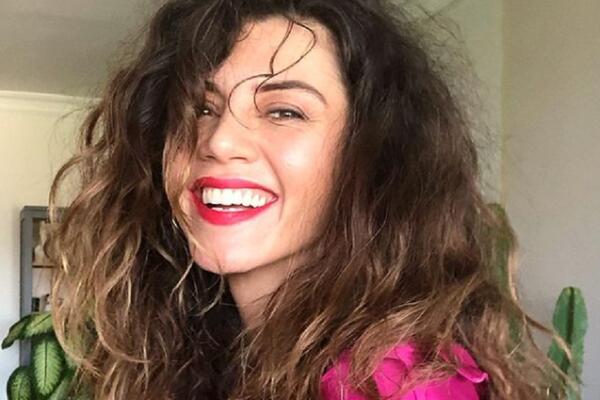 SAČUVAJ BOŽE! GLUMICA PREVARILA MUŽA SA NJEGOVIM OCEM: Suprug se vratio ranije sa posla i IMAO JE ŠTA DA VIDI!