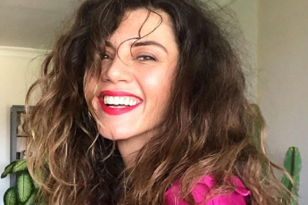 SAČUVAJ BOŽE! GLUMICA PREVARILA MUŽA SA NJEGOVIM OCEM: Suprug se vratio ranije sa posla i IMAO JE ŠTA DA VIDI!