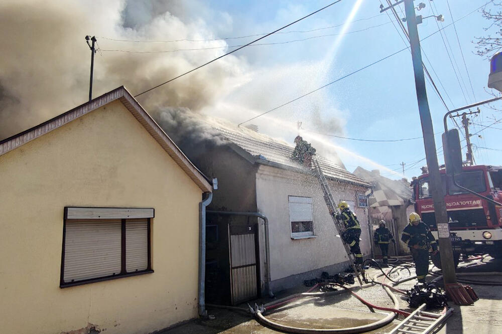 STRAVIČNO, JEDAN VATROGASAC POVREĐEN U POŽARU U INĐIJI: Zadobio opekotine po stomaku