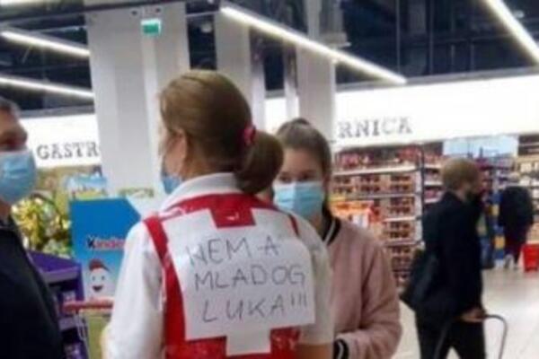 ŠOKANTAN NATPIS! Ljudi hteli da kupe LUK, a onda su videli šta piše na leđima radnice (FOTO)