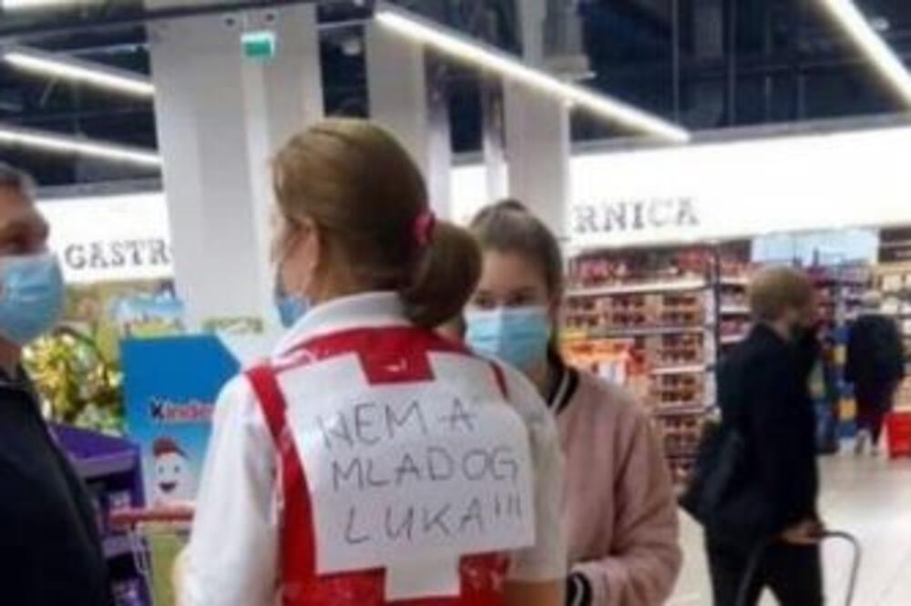 ŠOKANTAN NATPIS! Ljudi hteli da kupe LUK, a onda su videli šta piše na leđima radnice (FOTO)