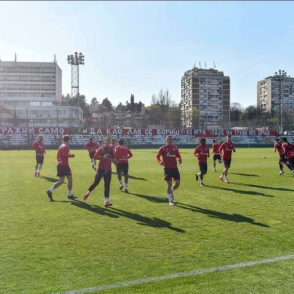 ZVEZDINE IGRAČE SAČEKALO IZNENAĐENJE NA TRENINGU: Navijači poslali poruku pred derbi (FOTO)