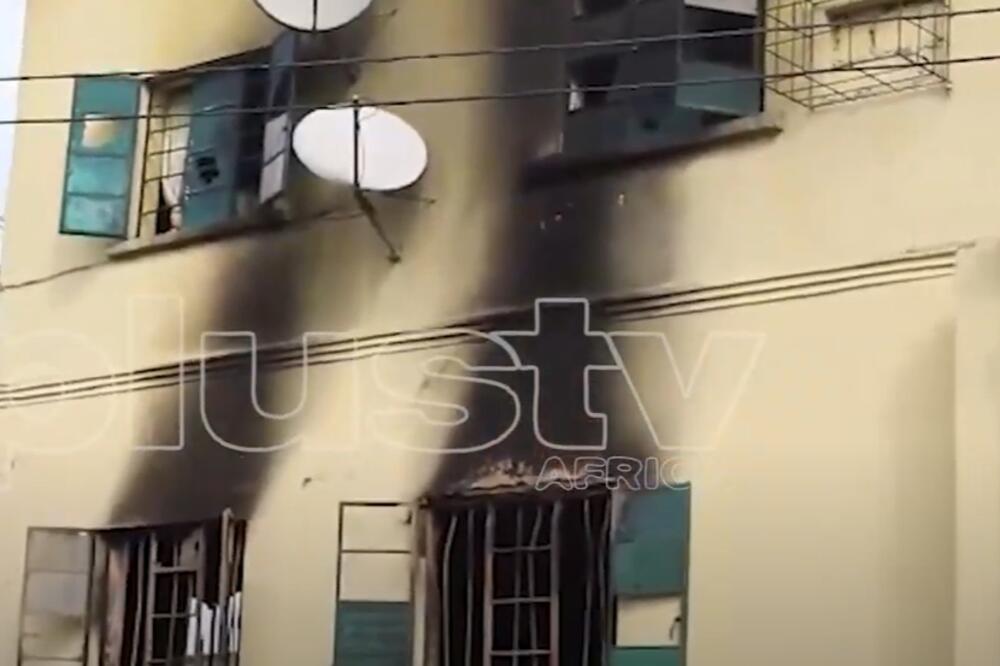 DETALJI BEKSTVA IZ ZATVORA U NIGERIJI: Kriminalci zasuli vatrom policajce i oslobodili veliki broj robijaša (VIDEO)