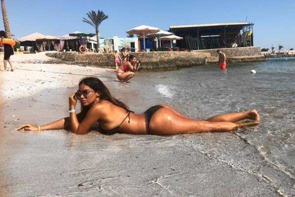 SRPSKA MANEKENKA SVOJIM TELOM POMERILA GRANICE: Objavila selfi, ali SVI SU GLEDALI U JEDNU STVAR!