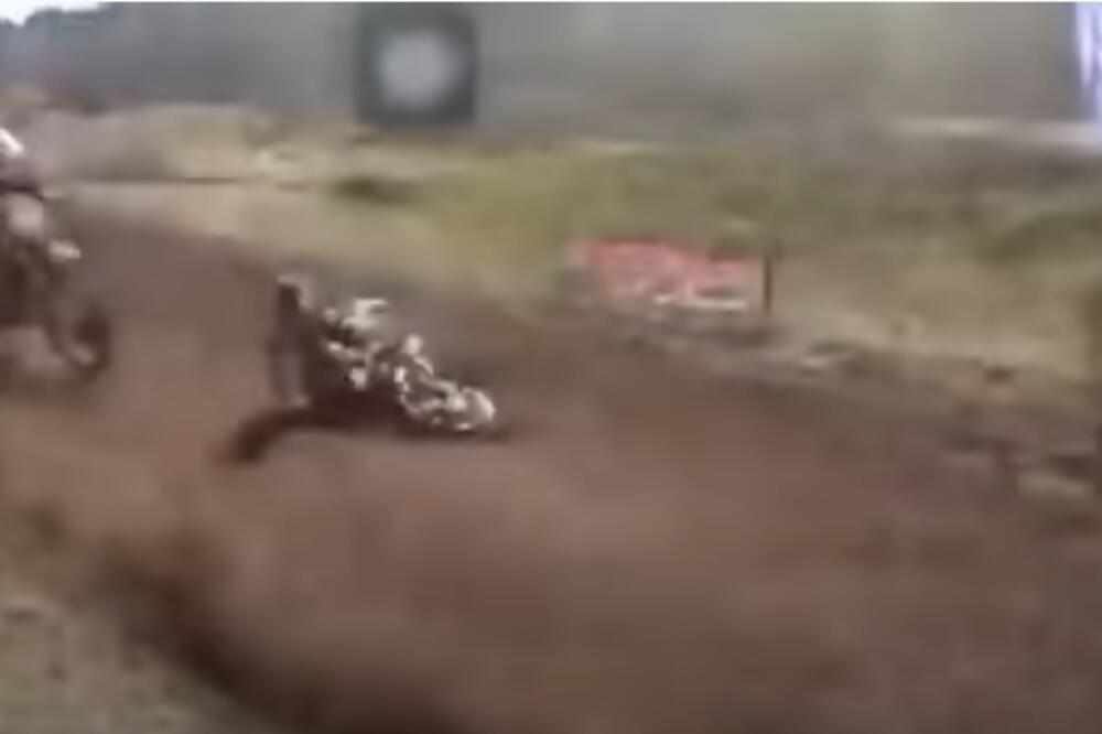 UŽASNE SCENE: Vozač motokrosa PREGAŽEN na trci! Poginuo na licu mesta