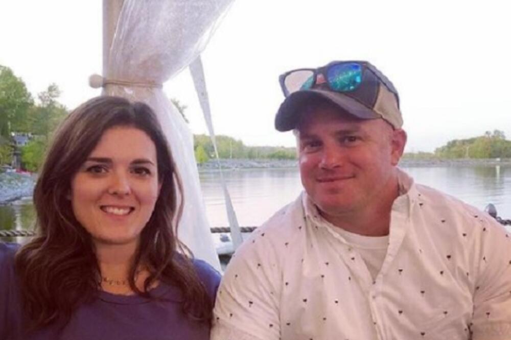 20 GODINA JE NOSIO ISTU MARAMICU U DŽEPU: Ženi je prekipelo pa ju je bacila, a njegova REAKCIJA JU JE ZAPREPASTILA!