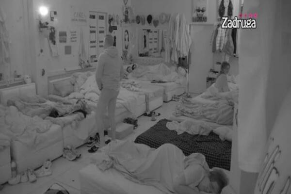 ŠOK! ZADRUGAR PREKLINJAO DA SE PRIDRUŽI U KREVETU MAJI I JANJUŠU: Skinuo se do GOLE KOŽE! (VIDEO)