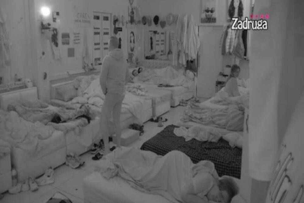 ŠOK! ZADRUGAR PREKLINJAO DA SE PRIDRUŽI U KREVETU MAJI I JANJUŠU: Skinuo se do GOLE KOŽE! (VIDEO)