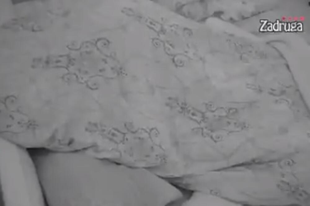 VRELA AKCIJA MAJE I JANJUŠA: Nisu mogli da OBUZDAJU STRASTI, zadrugarka sklanjala prekrivač DA SE NE UGUŠI!