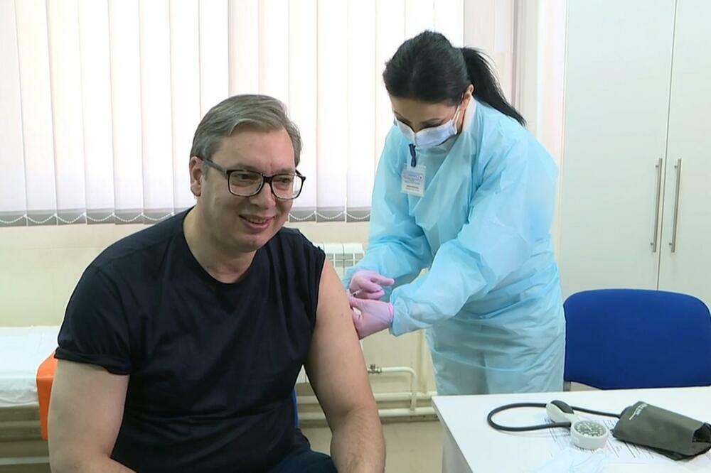 PREDSEDNIK VUČIĆ SE VAKCINISAO U RUDNOJ GLAVI: Dočekale ga doktorke, a on im je DONEO CVEĆE! (VIDEO)