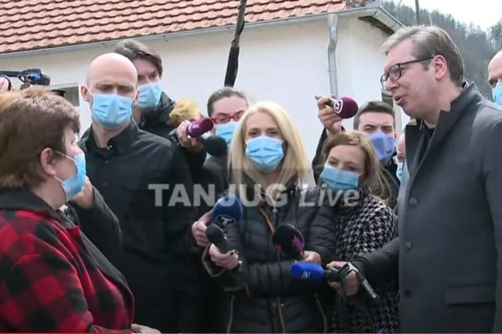 VUČIĆ OBEĆAO MEŠTANIMA: Gledaćemo da Jumko otvori pogon na Vidovdan i zaposli do 100 žena!