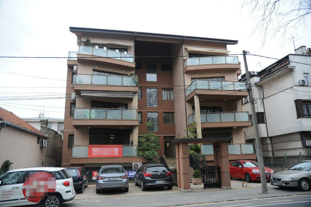 STANARI NA ZVEZDARI U OČAJU OD SMRADA ZVALI POLICIJU! Pripadnici MUP-a u ozloglašenom stanu našli TELO?