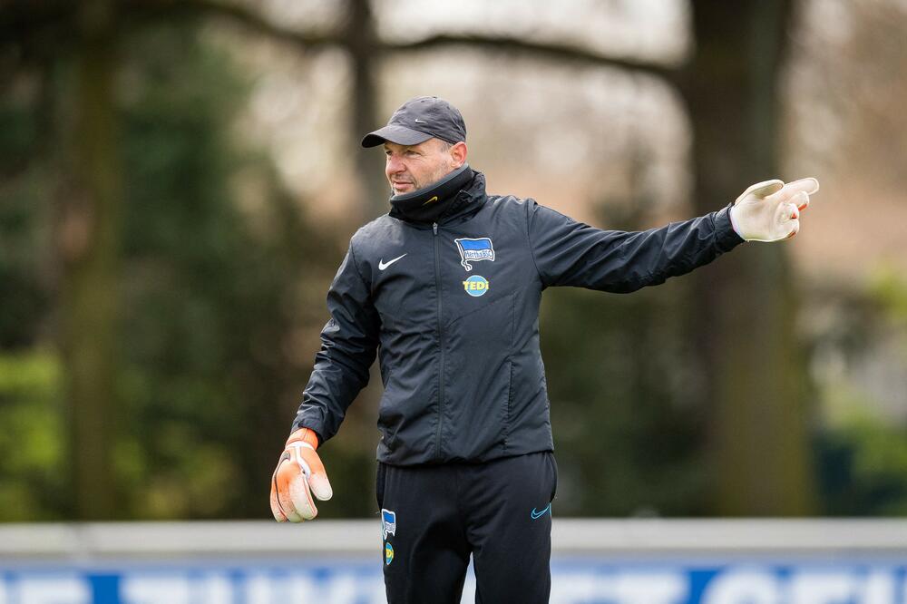 TRENER GOLMANA HERTE OSTAO BEZ POSLA: Opleo po gejevima i imigrantima, pa se posle pokajao!