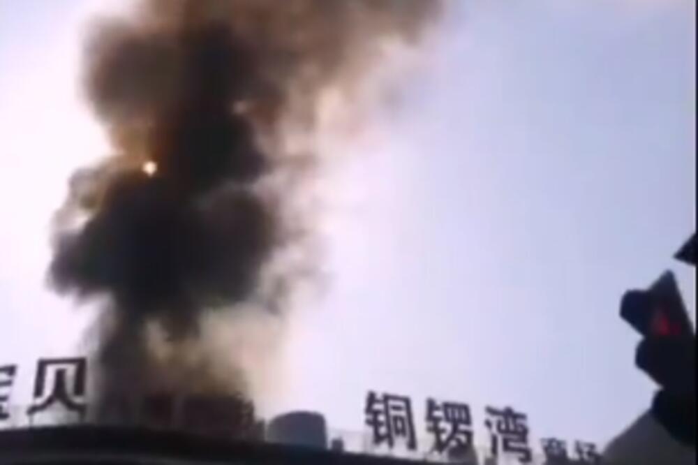 STRAVIČAN POŽAR U KINI: Zapalio se tržni centar, ČETIRI OSOBE MRTVE (UZNEMIRUJUĆI VIDEO)