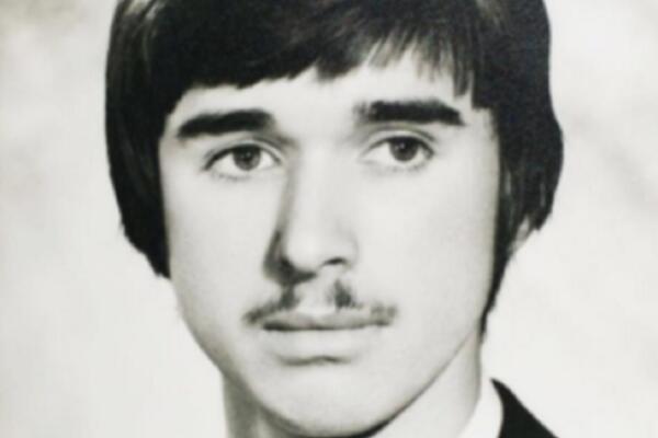 ZA NJEGA KAŽU DA JE NAJMOĆNIJI SRBIN, A SVI GA DOBRO ZNATE: Da li možete da pogodite ko je mladić sa SLIKE?