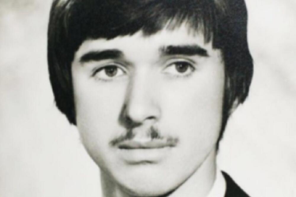 ZA NJEGA KAŽU DA JE NAJMOĆNIJI SRBIN, A SVI GA DOBRO ZNATE: Da li možete da pogodite ko je mladić sa SLIKE?