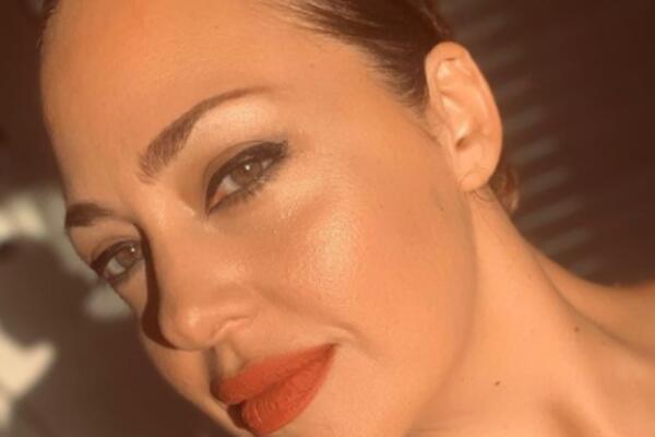 MUŽ NAŠE GLUMICE JE STARIJI OD NJE 18 GODINA: U pitanju je POZNATA FACA, a tek da vidite KAKO IZGLEDA (FOTO)