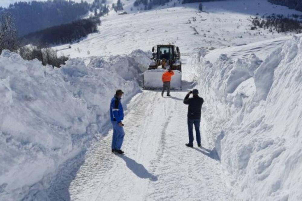 ZAPADNA SRBIJA PONOVO OKOVANA SNEGOM: U nekim selima palo čak 40 centimetara NOVOG SNEGA (FOTO)