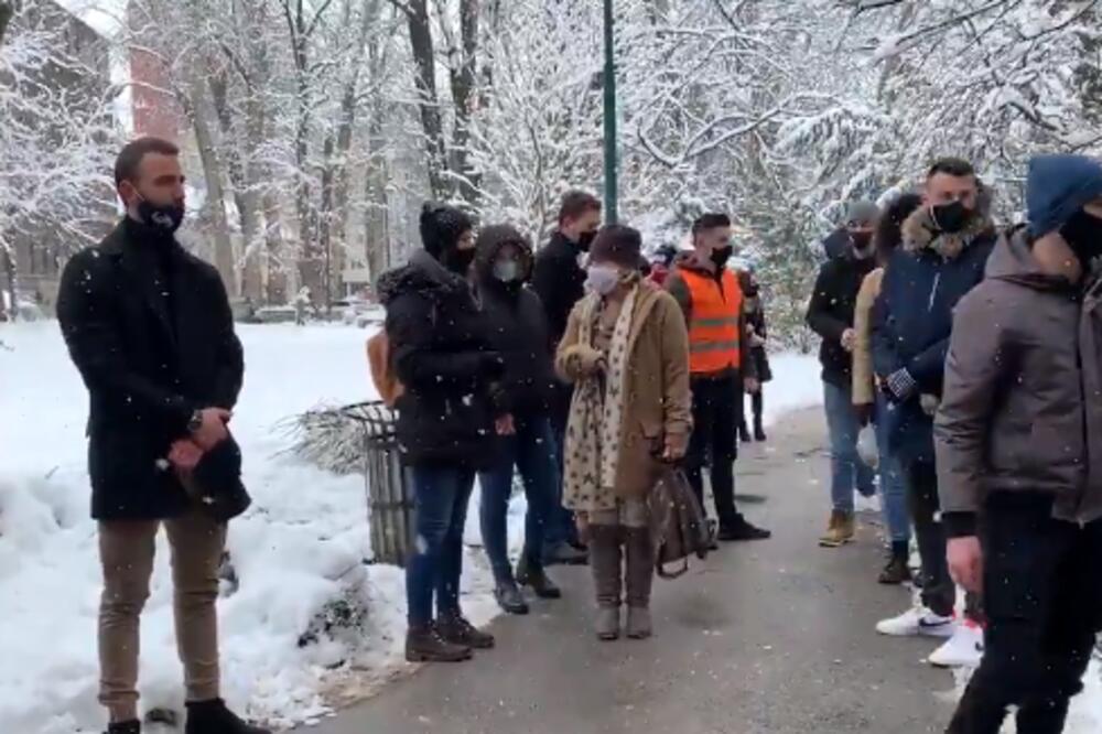 SARAJEVSKI STUDENTI ODRŽALI PROTEST UPOZORENJA: Ispred zgrade kantonalne vlade ostavili KESICE KROMPIRA! (VIDEO)