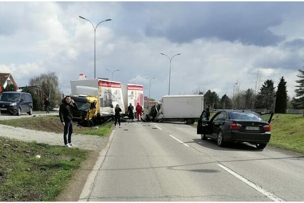 SAOBRAĆAJNA NESREĆA NA PUTU INĐIJA-STARA PAZOVA! Sudar dva kamiona