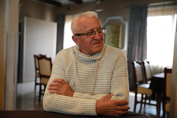 ŠTA TO RADIŠ CRNI ERO? POGLEDAJTE ŠTA ČOVEK PRAKTIKUJE USRED BELA DANA: Ljudi u NEVERICI gledaju VIDEO