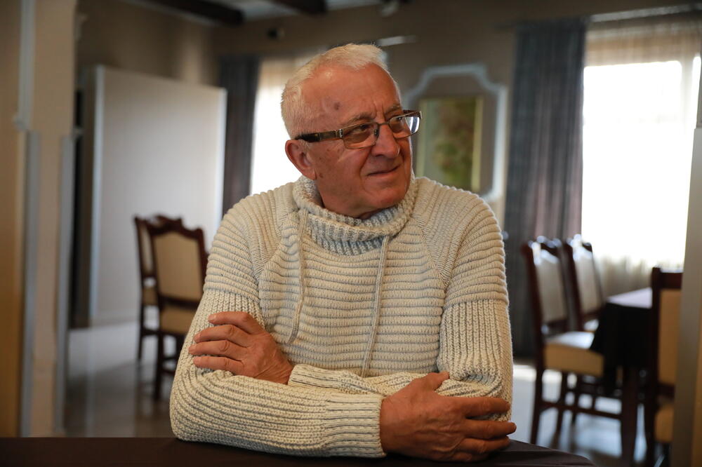 ŠTA TO RADIŠ CRNI ERO? POGLEDAJTE ŠTA ČOVEK PRAKTIKUJE USRED BELA DANA: Ljudi u NEVERICI gledaju VIDEO