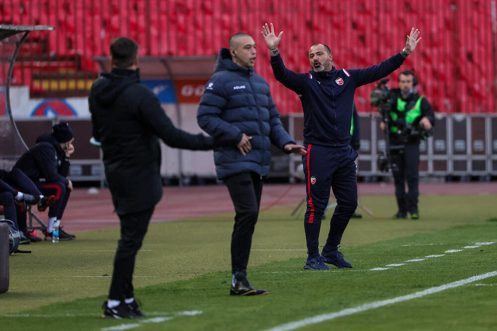 TENZIJE NA DERBIJU: Stanković u klinču sa Stanojevićem, igrači Zvezde se međusobno SVAĐAJU!