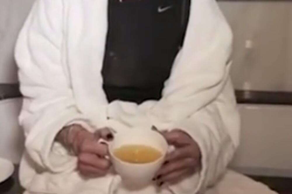 FUJČINA, PA OVO JE DA ISPROVRAĆATE OBROK OD PRE TRI DANA: Poznata pevačica pila svoj URIN i uživala u tome! (VIDEO)