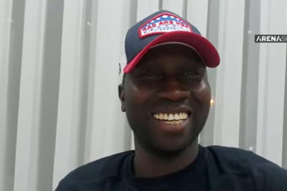 DIJARA RAZGALIO "GROBARE" IZVOĐENJEM NAJDRAŽE PESME: Zvezdini navijači nisu voleli da je čuju! (VIDEO)