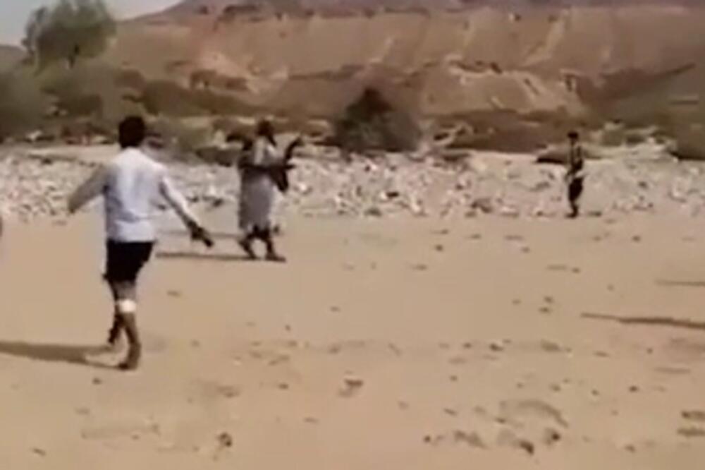 SUDIJA SUDI KALAŠNJIKOVOM UMESTO PIŠTALJKOM: U Jemenu je rat, pa su se i fudbaleri prilagodili... (VIDEO)