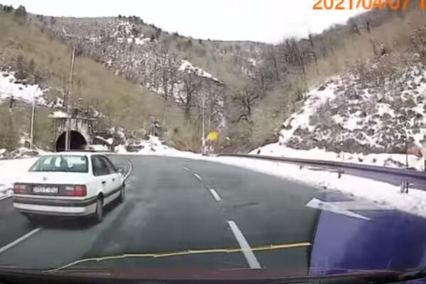 ZABELEŽENA OPASNA VOŽNJA: Nesavesni vozač preticao u tunelu u blizini Jablanice (VIDEO)