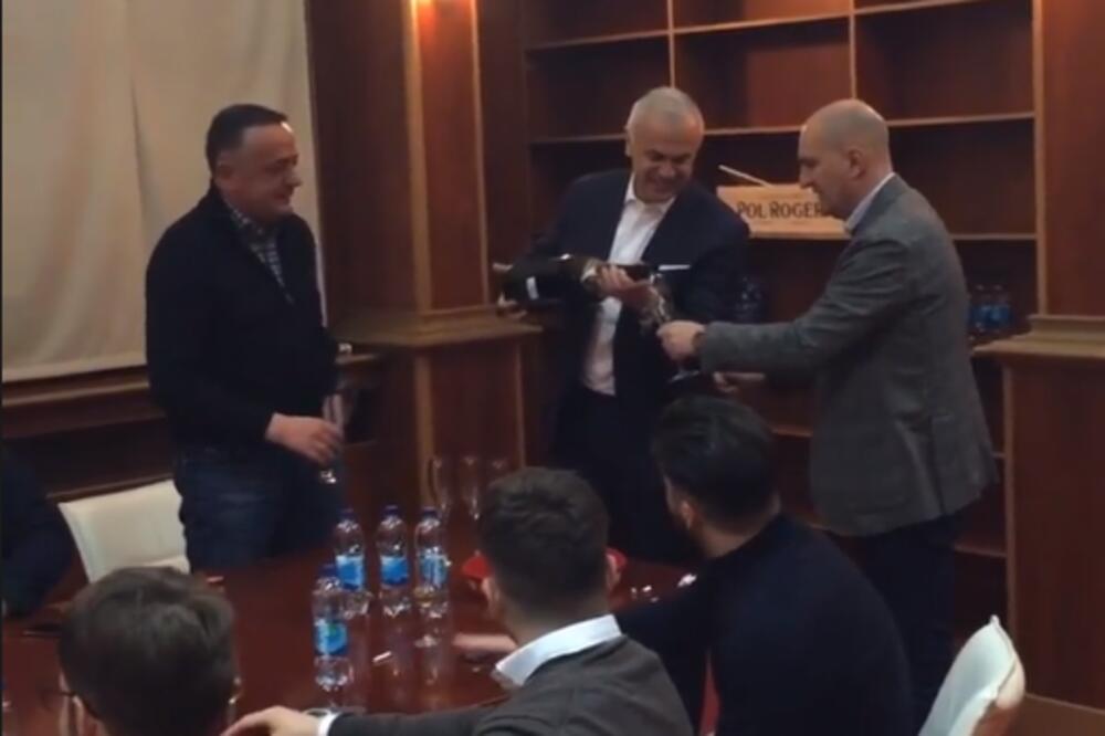 "ČOLA" TREŠTI NA MARAKANI: Terzić toči šampanjac Mrkelama i ministru! (FOTO)
