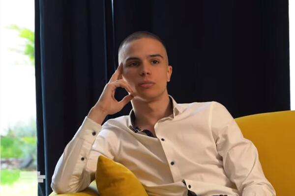 SKINUO SE VOJAŽ I POKAZAO ČIME RASPOLAŽE: Toliko je zgodan da boli, sve PUCA OD MIŠIĆA, pevač postaje ZVERKA!(FOTO)