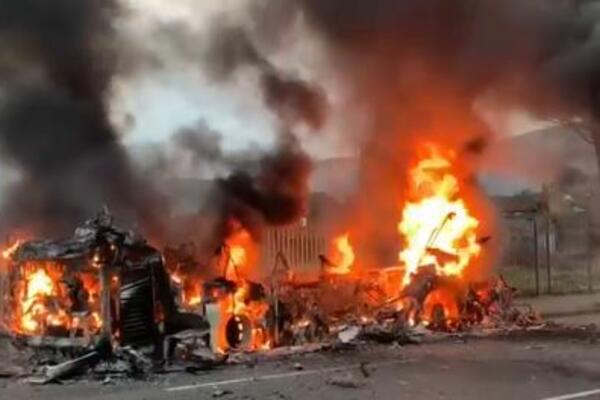 HULIGANI OTELI I ZAPALILI AUTOBUS U BELFASTU: Policiju gađali kamenicama, haos se nastavlja u Severnoj Irskoj