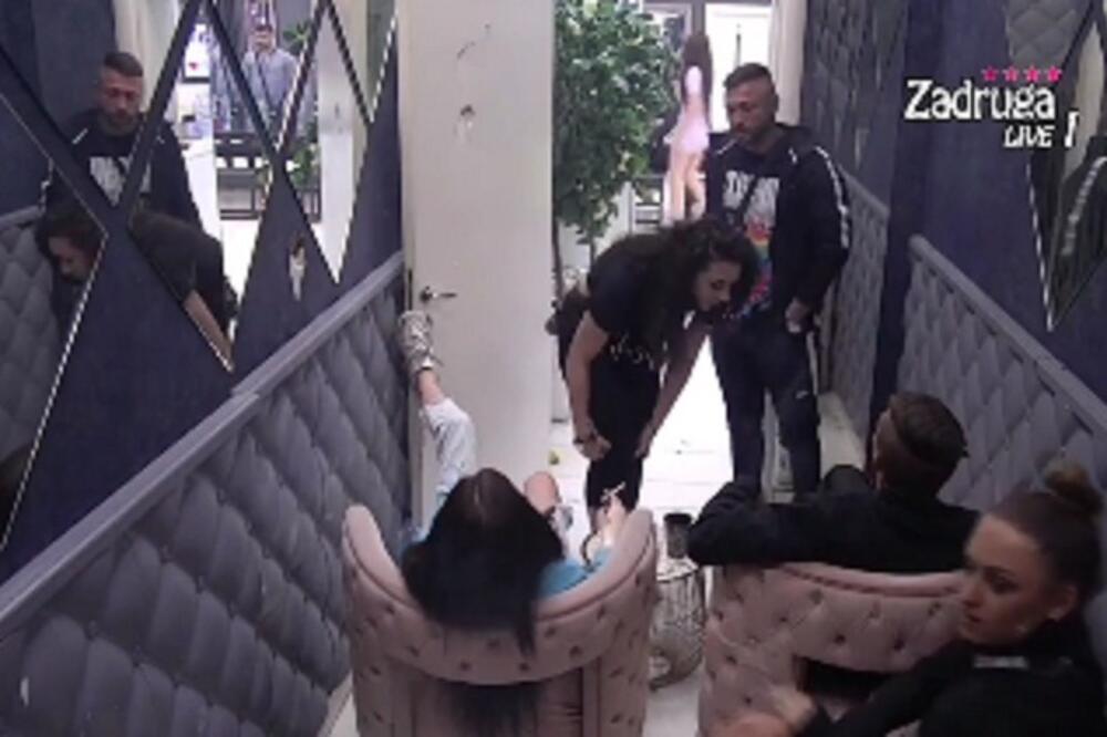 VELIKI ŠEF IZNENADA UKLJUČIO SVE TELEVIZORE U BELOJ KUĆI: Krenuo je program iz SPOLJNOG SVETA, učesnici zanemeli!