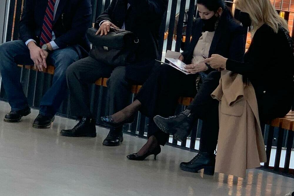 MIRJANA ANTONOVIĆ SA SINOM STIGLA U PALATU PRAVDE: Pevača još uvek nema, a ona uputila BRUTALNU PORUKU!