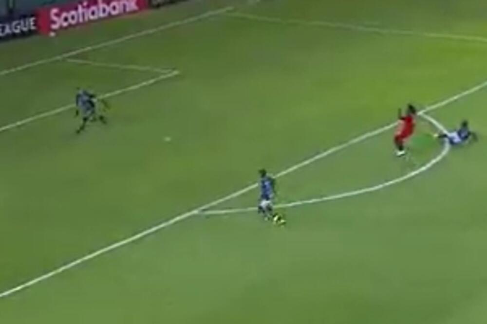 SPEKTAKULARAN AUTOGOL U MEKSIKU! Umesto da preseče pas on dao gol