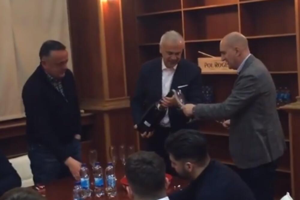 RUKOVODSTVO ZVEZDE ODALO POČAST TOZOVCU: Na slavlju grmele pesme velikana narodne muzike - CIGANI ZAUZMITE MESTO!